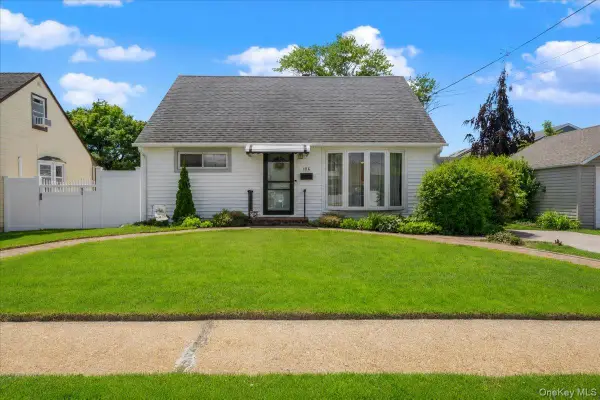104 Franklin Place, Massapequa, NY 11758