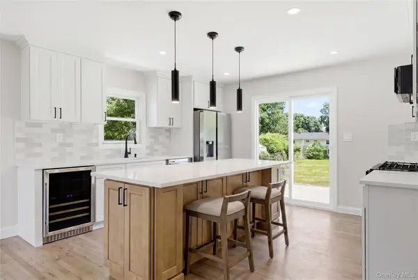 1707 N Gardiner Drive, Bay Shore, NY 11706