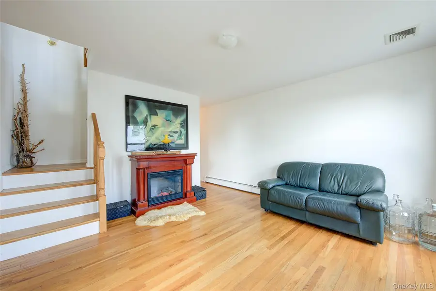 913 Arctic Street, Lindenhurst, NY 11757 - #2