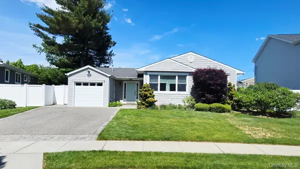 7 Eva Lane, Plainview, NY 11803