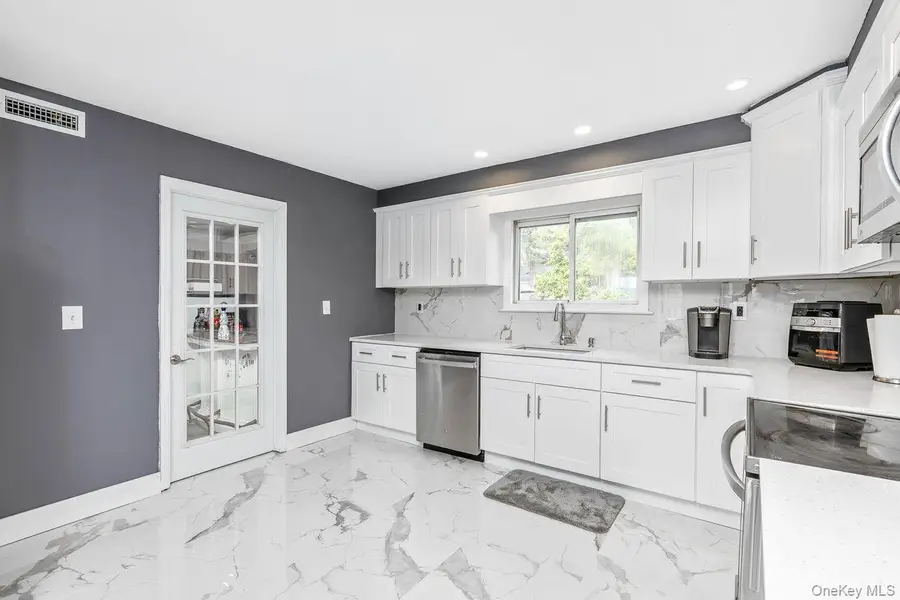 299 Mount Vernon Avenue, Medford, NY 11763 - #2