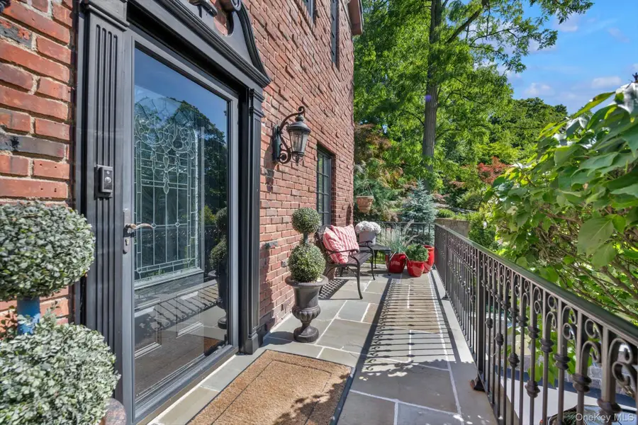 17 Sinclair Martin Drive, Roslyn, NY 11576 - #2