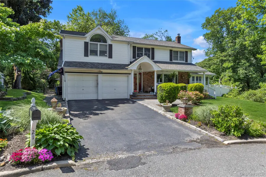 21 Martha Court, Centerport, NY 11721 - #3