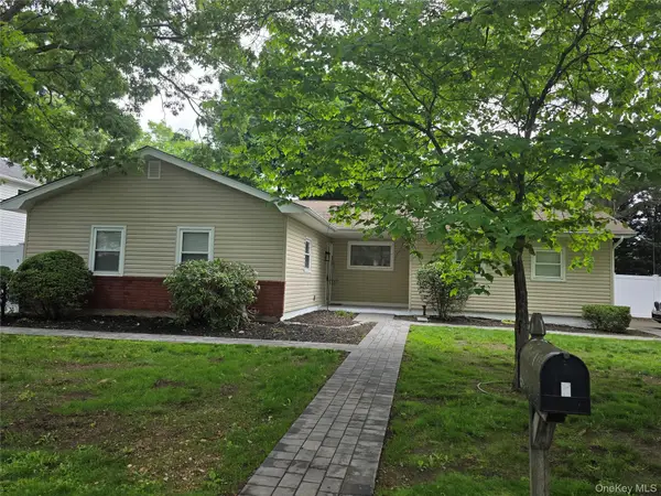 7 Roosevelt Avenue, Greenlawn, NY 11740