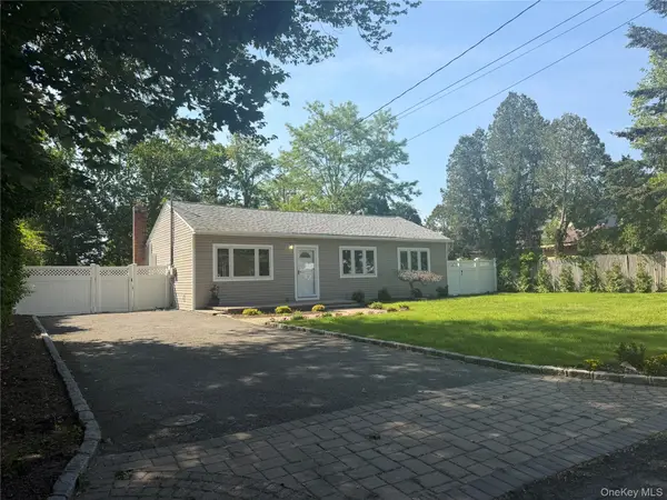 16 Lincoln Drive, Oakdale, NY 11769
