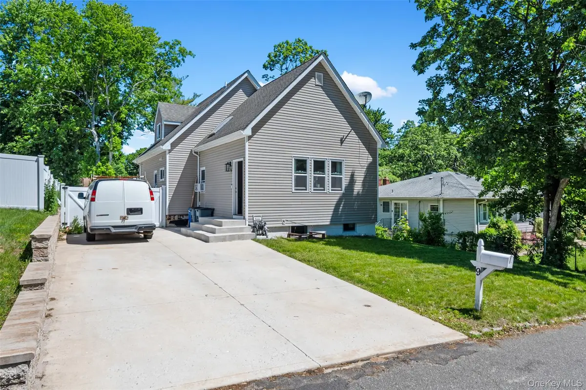 9 Pinedale Avenue, Farmingville, NY 11738 - #1