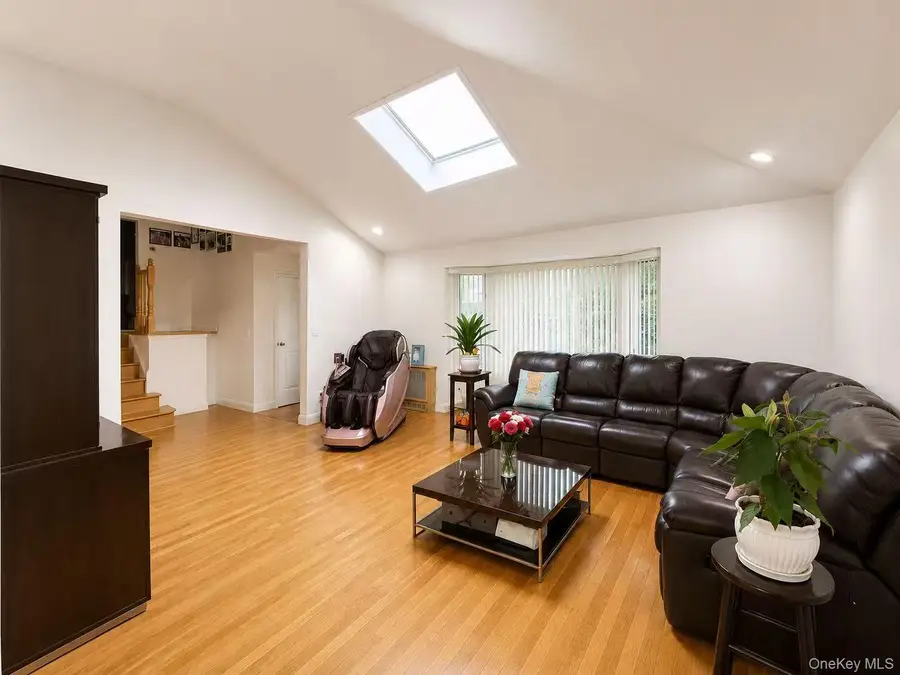 3 Carolyn Court, Syosset, NY 11791 - #2
