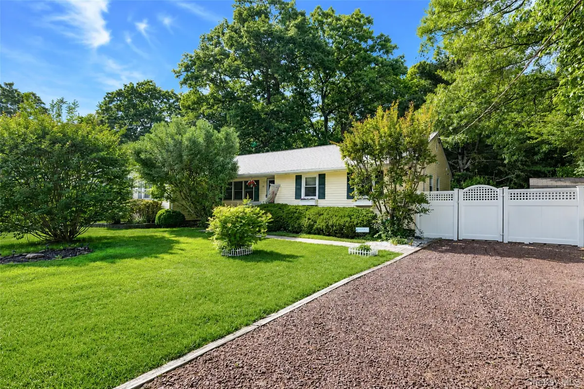 20 Loretta Court, Coram, NY 11727 - #1