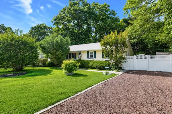 20 Loretta Court, Coram, NY 11727