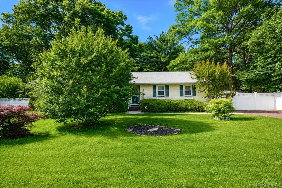 20 Loretta Court, Coram, NY 11727 - #3
