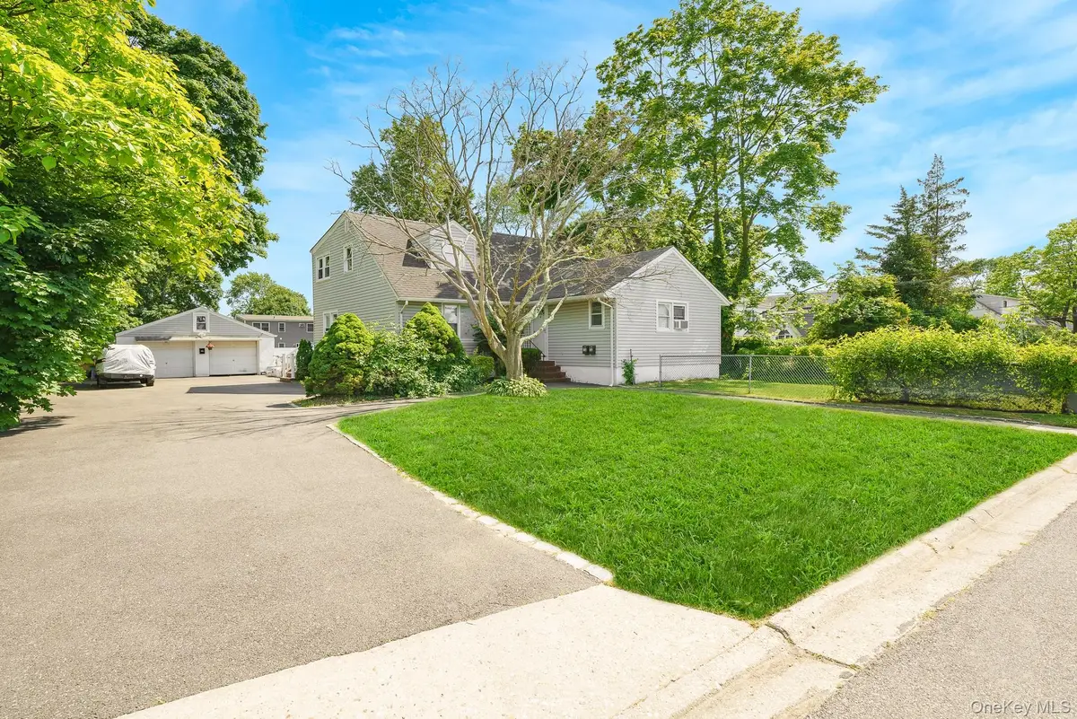 733 14th Street, West Babylon, NY 11704 - #1
