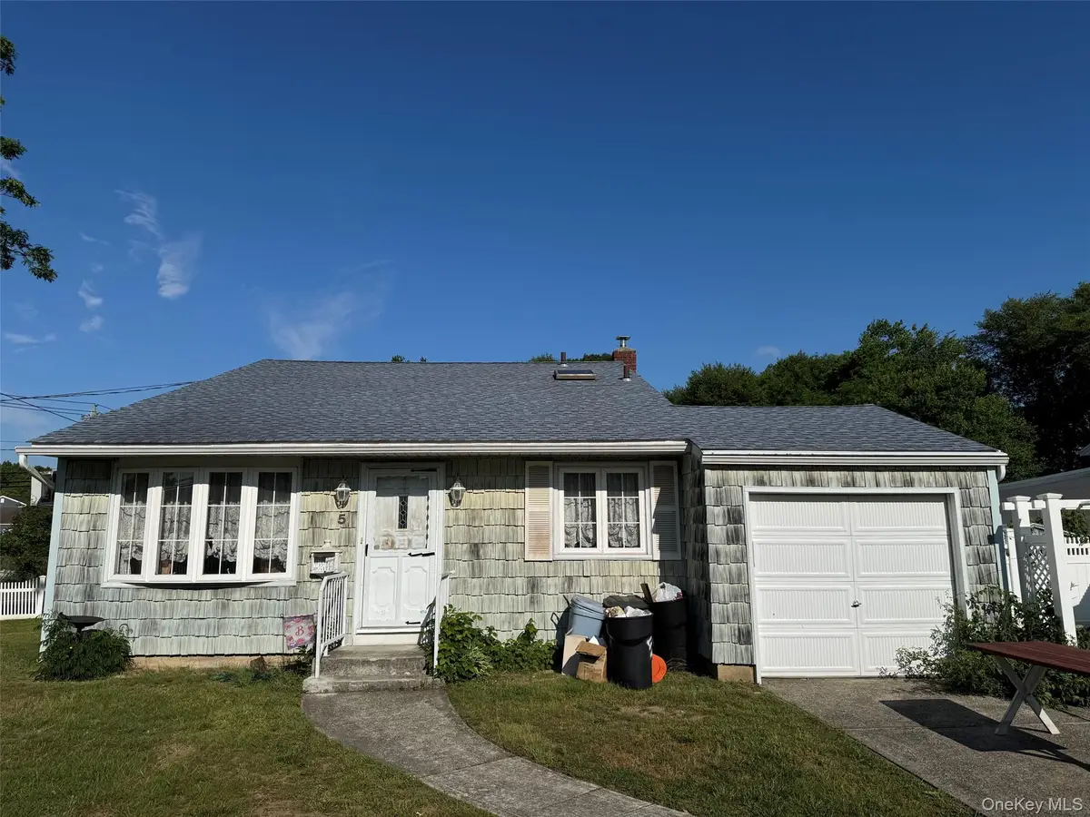 5 Lion Lane, North Babylon, NY 11703 - #1