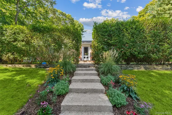 29 Squiretown Road #D, Hampton Bays, NY 11946