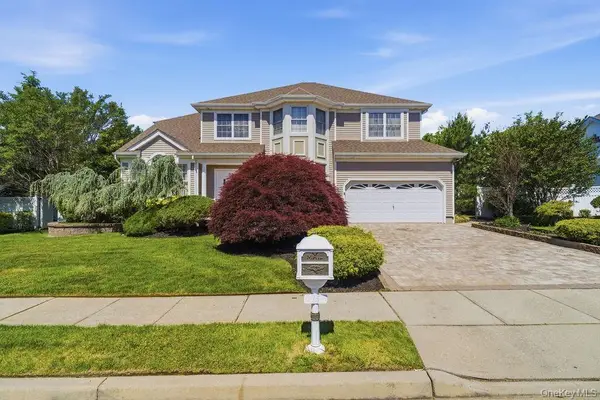 15 Boxwood Lane, Farmingdale, NY 11735