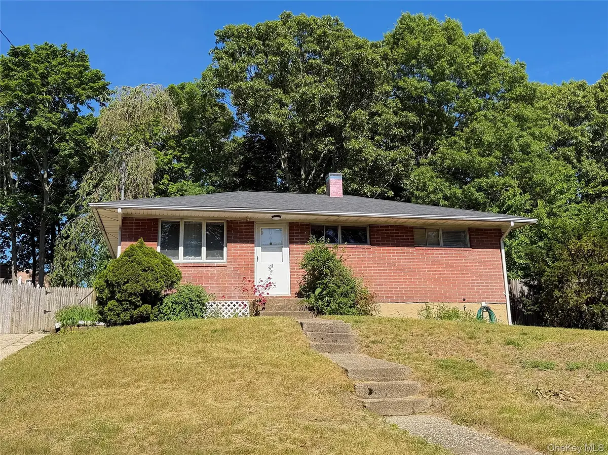 5 Robin Road, Selden, NY 11784 - #1