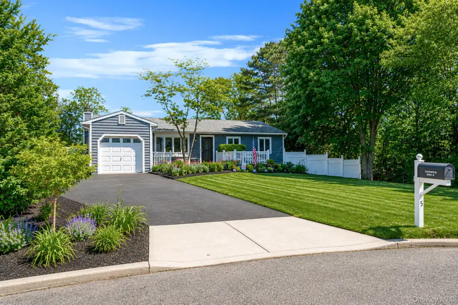 5 Megan Court, Bellport, NY 11713 - #2