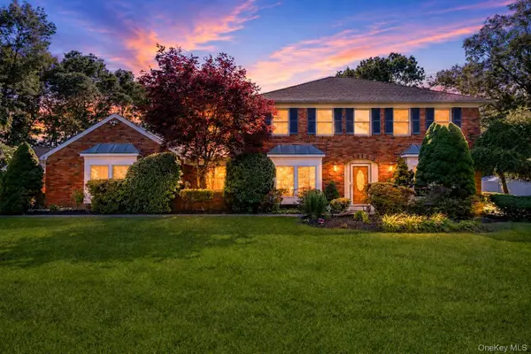 15-17 Park Woods Lane, Kings Park, NY 11754