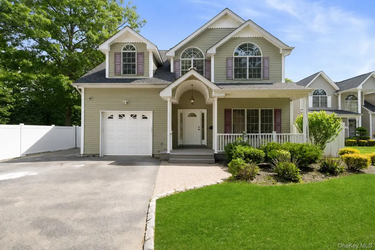 40 Muncey Road, Bay Shore, NY 11706 - #1