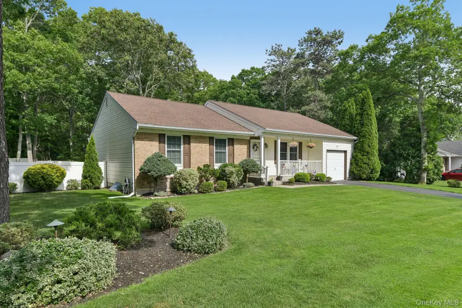15 Chardonnay Drive, Coram, NY 11727 - #2