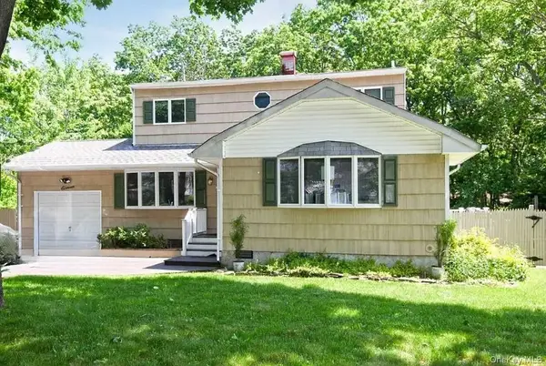 11 Antler Lane, South Setauket, NY 11720