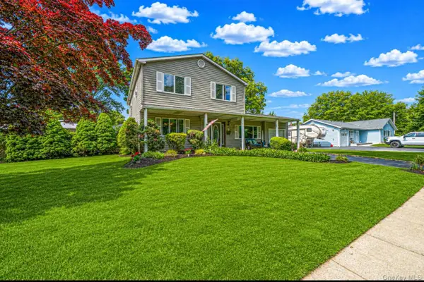 7 Resiak Court, Holbrook, NY 11741
