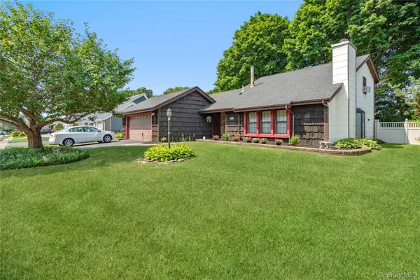 820 Greenbelt Parkway W, Holbrook, NY 11741