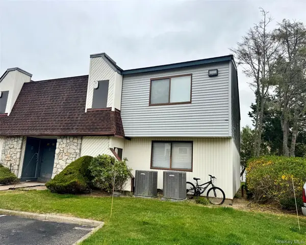 218 Pointe Circle #218, Coram, NY 11727
