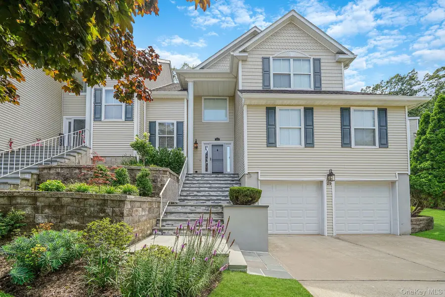 21 Vantage Court, Port Jefferson, NY 11777 - #2