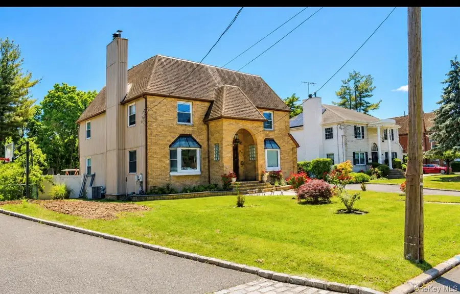 280 Park Avenue W, Westbury, NY 11590 - #2