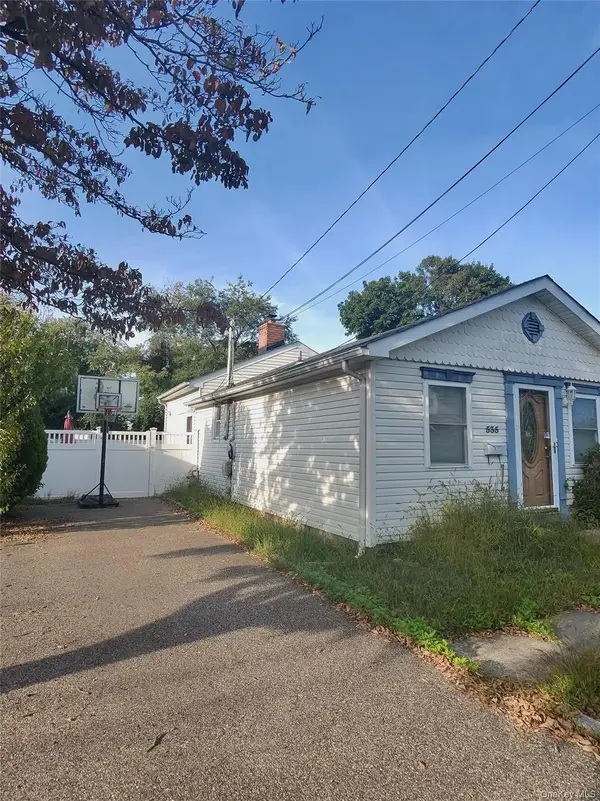 535 Outlook Avenue, West Babylon, NY 11704