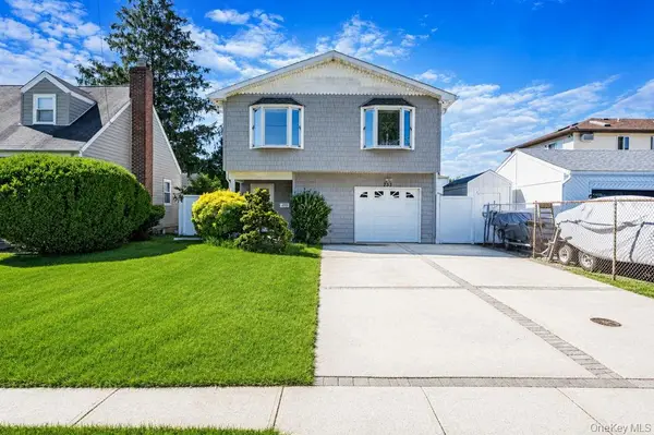 233 E Alhambra Avenue, Lindenhurst, NY 11757