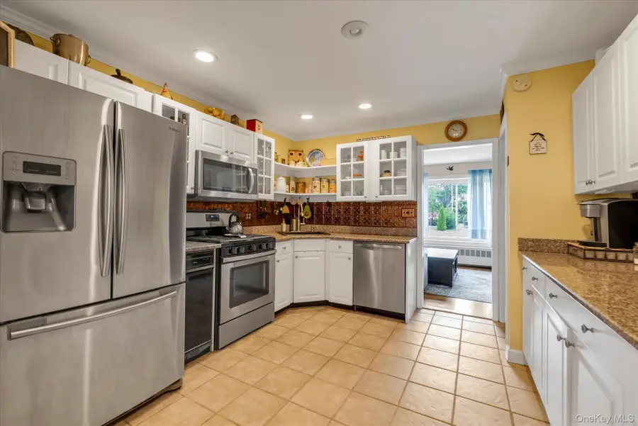 31 Sherwood Drive, East Islip, NY 11730 - #3