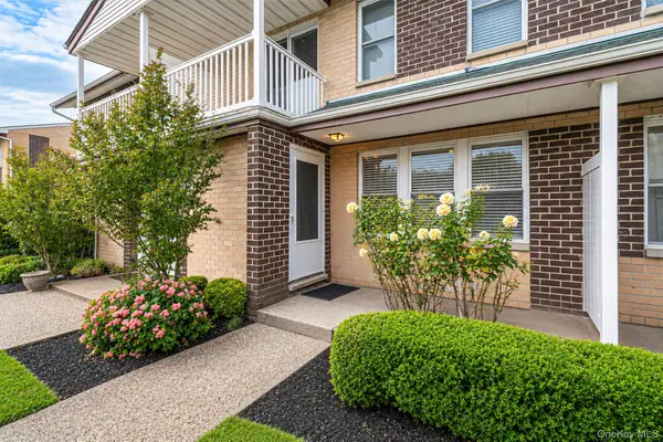 312 Artist Lake Drive #312, Middle Island, NY 11953