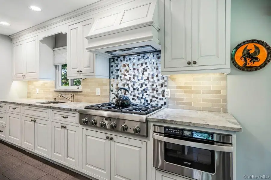 15 Joyce Court, Woodbury, NY 11797 - #3