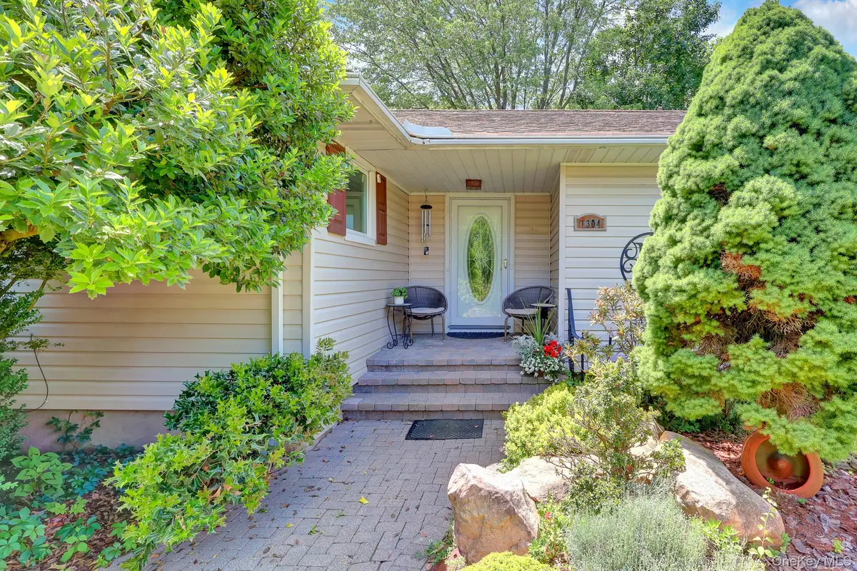 1304 Sycamore Avenue, Bohemia, NY 11716 - #1