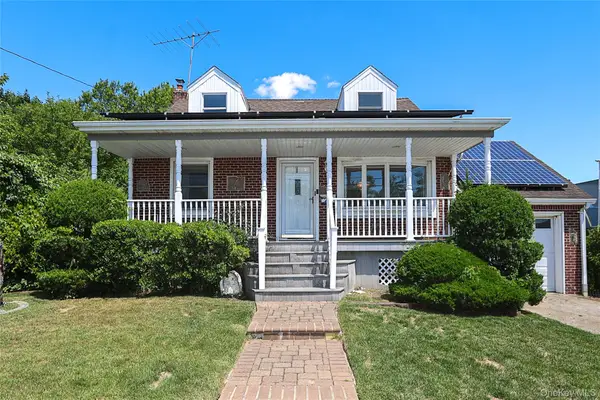 20 E Clearwater Road, Lindenhurst, NY 11757