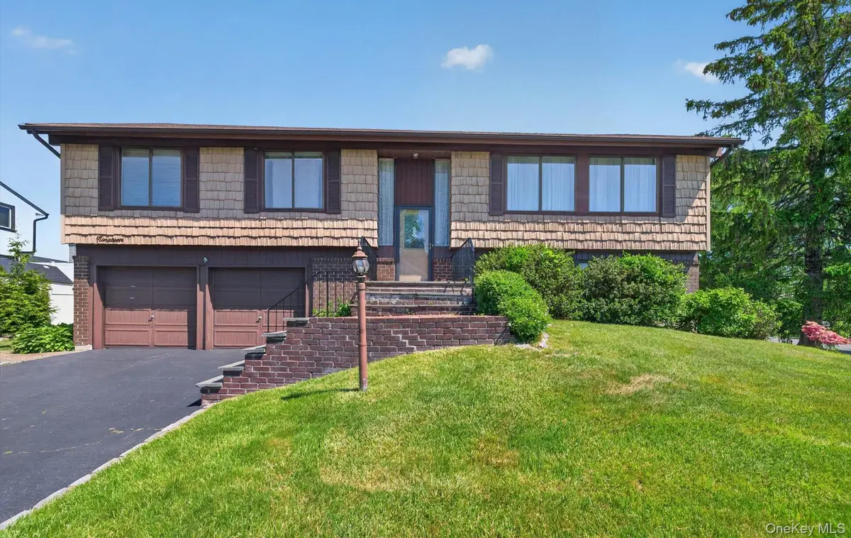 19 Branding Iron Lane, Glen Cove, NY 11542 - #1