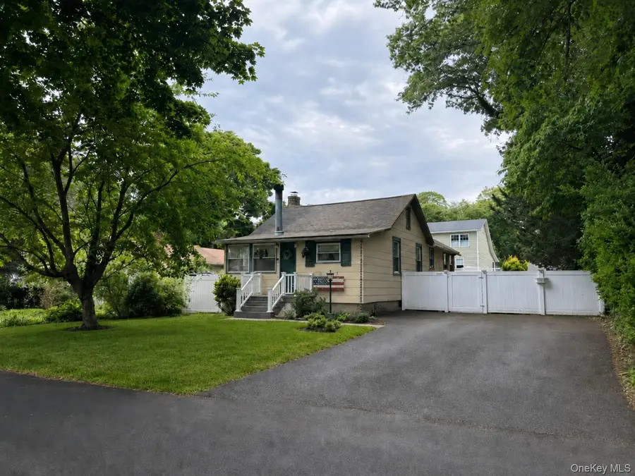 15 Kew Drive, Sound Beach, NY 11789 - #2