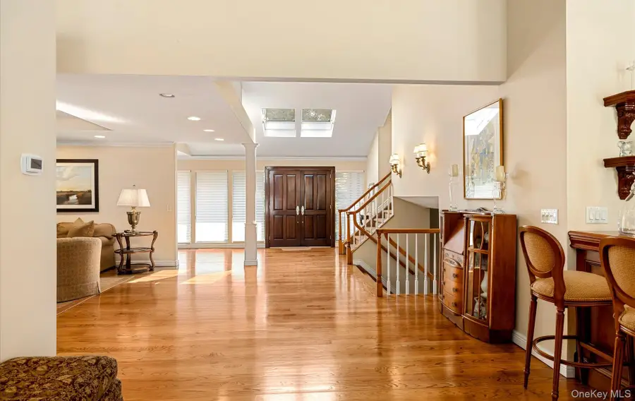 8 Kodiak Drive, Woodbury, NY 11797 - #3