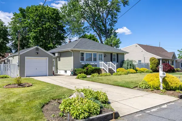 95 Laurel Road, Lindenhurst, NY 11757