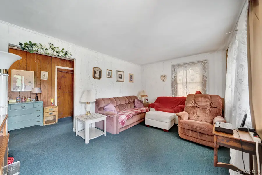 35 Wyandotte Street, Selden, NY 11784 - #3