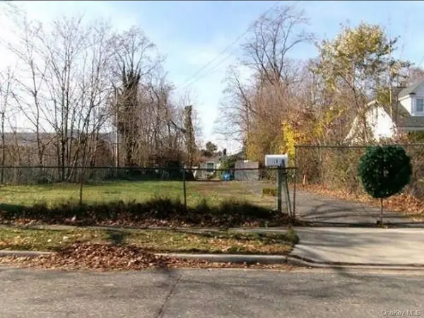 18 N Baldwin Place, Massapequa, NY 11758