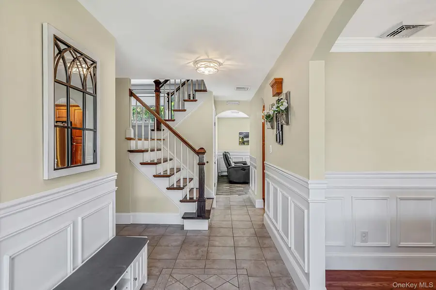 18 Ludlow Way, Oakdale, NY 11769 - #3