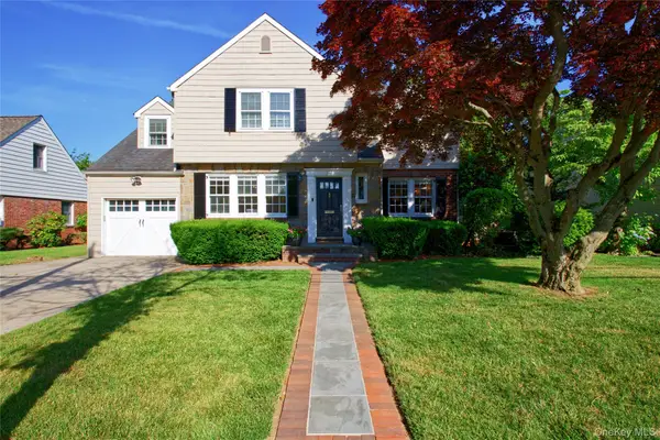 23 Foster Avenue, Malverne, NY 11565