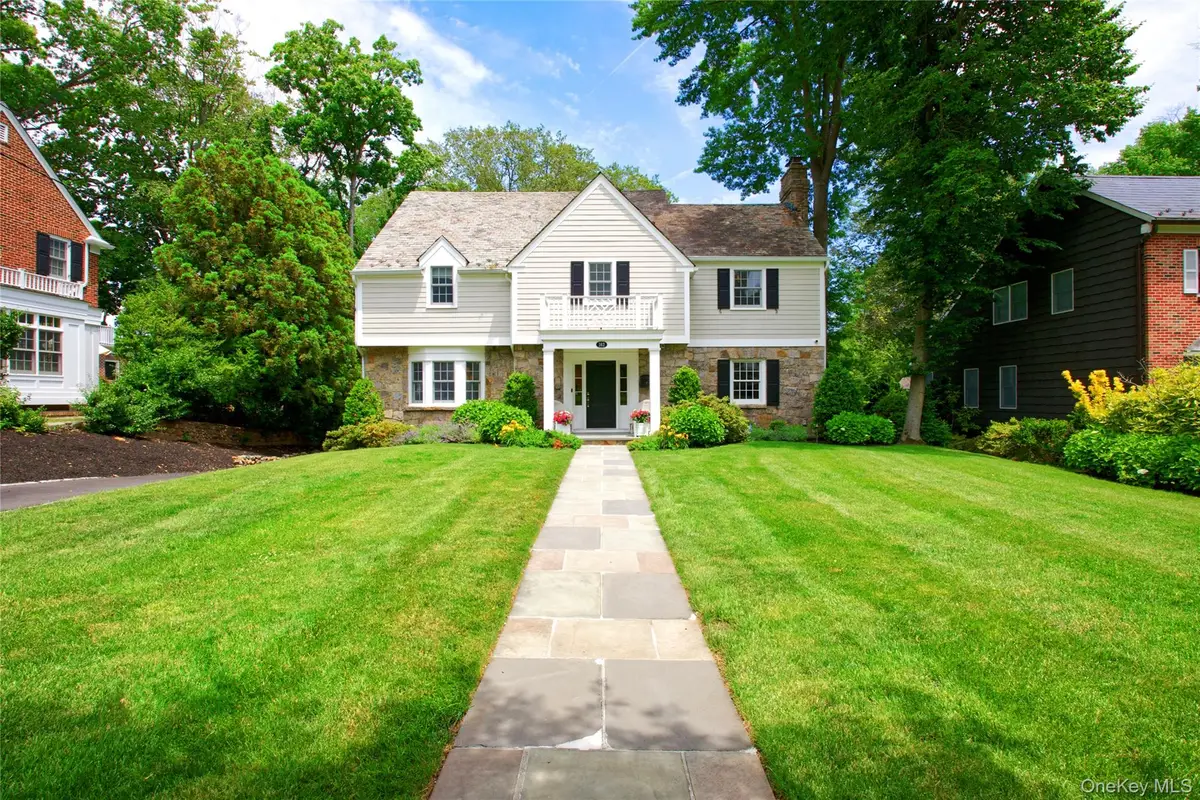 162 Manhasset Woods Road, Manhasset, NY 11030 - #1