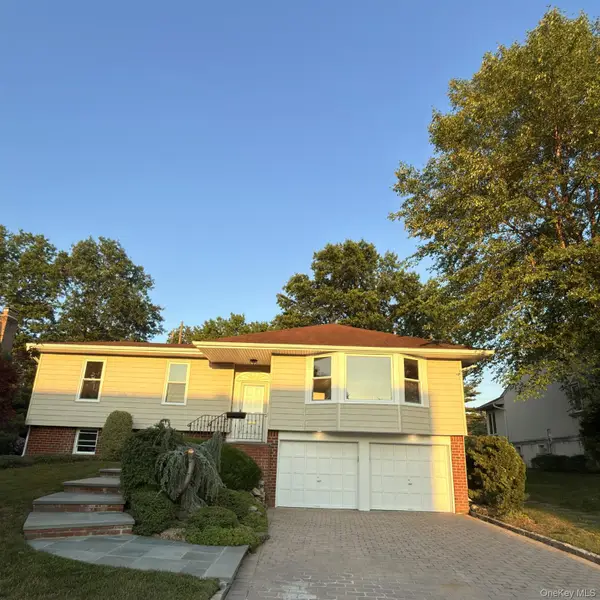 19 Carriage Road, Roslyn, NY 11576