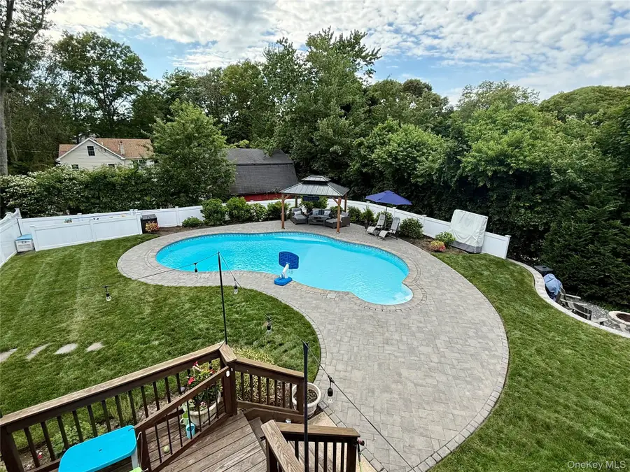 15 Crane Neck Drive, Sound Beach, NY 11789 - #3