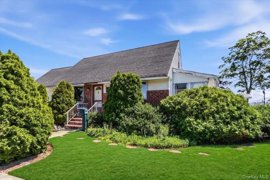 42 Larch Street, Hicksville, NY 11801 - #3