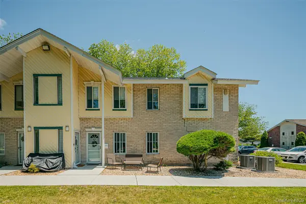 49 Navajo Court #49, Coram, NY 11727
