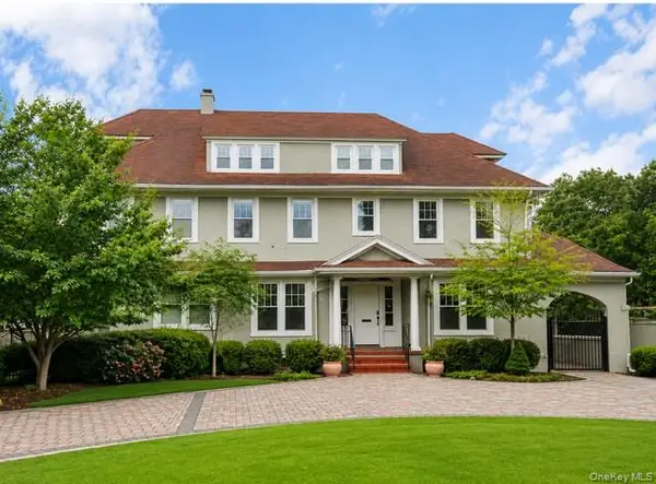 44 S Montgomery Avenue, Bay Shore, NY 11706